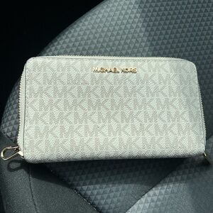 michael kors
 wallet